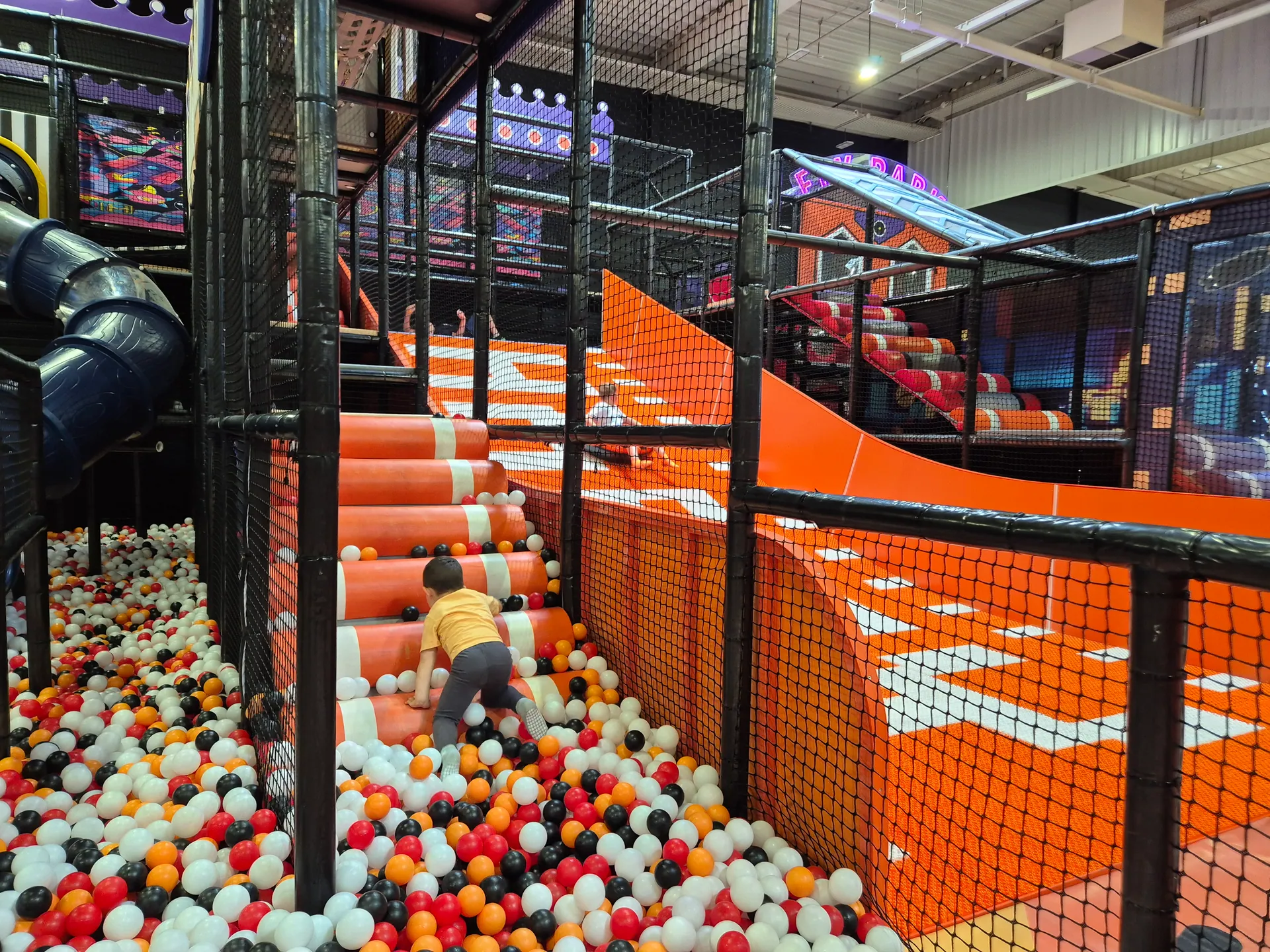 FlyPark w Bytomiu z dziećmi – trampoliny, zjeżdżalnie i świetna zabawa – zdjęcie 1