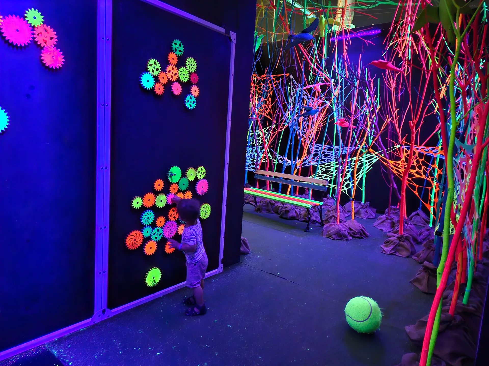 Funzeum w Gliwicach z dziećmi – kolorowe instalacje i świetna zabawa – zdjęcie 13