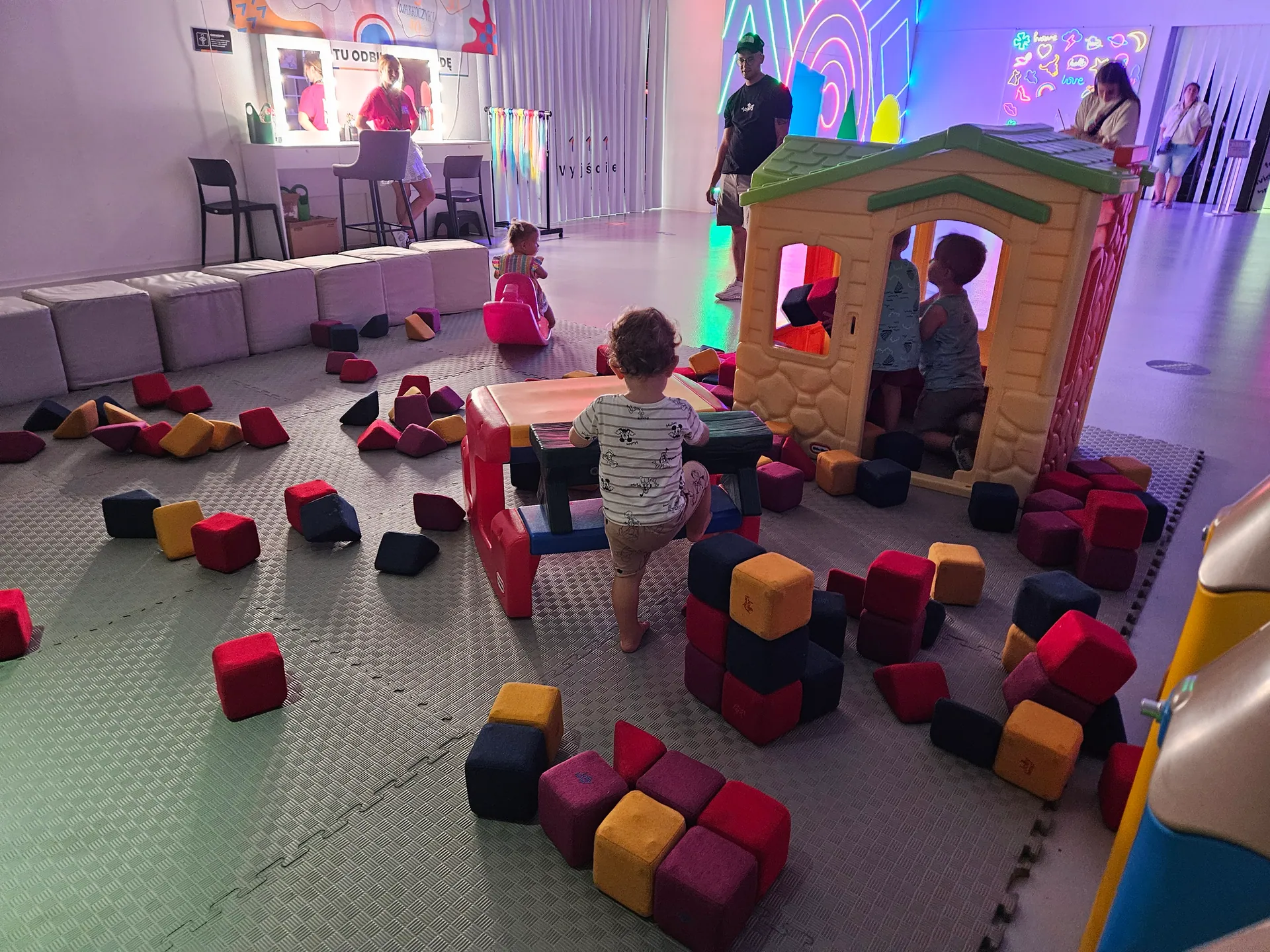 Funzeum w Gliwicach z dziećmi – kolorowe instalacje i świetna zabawa – zdjęcie 28